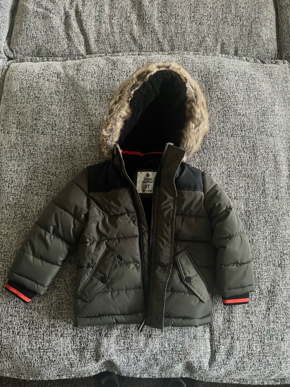 Cozy Olive Green Puffer Jacket with Faux Fur Hood